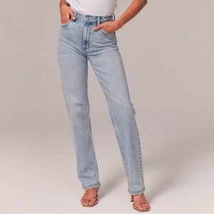 Abercrombie & Fitch Ultra High Rise 90s
Straight Jean
